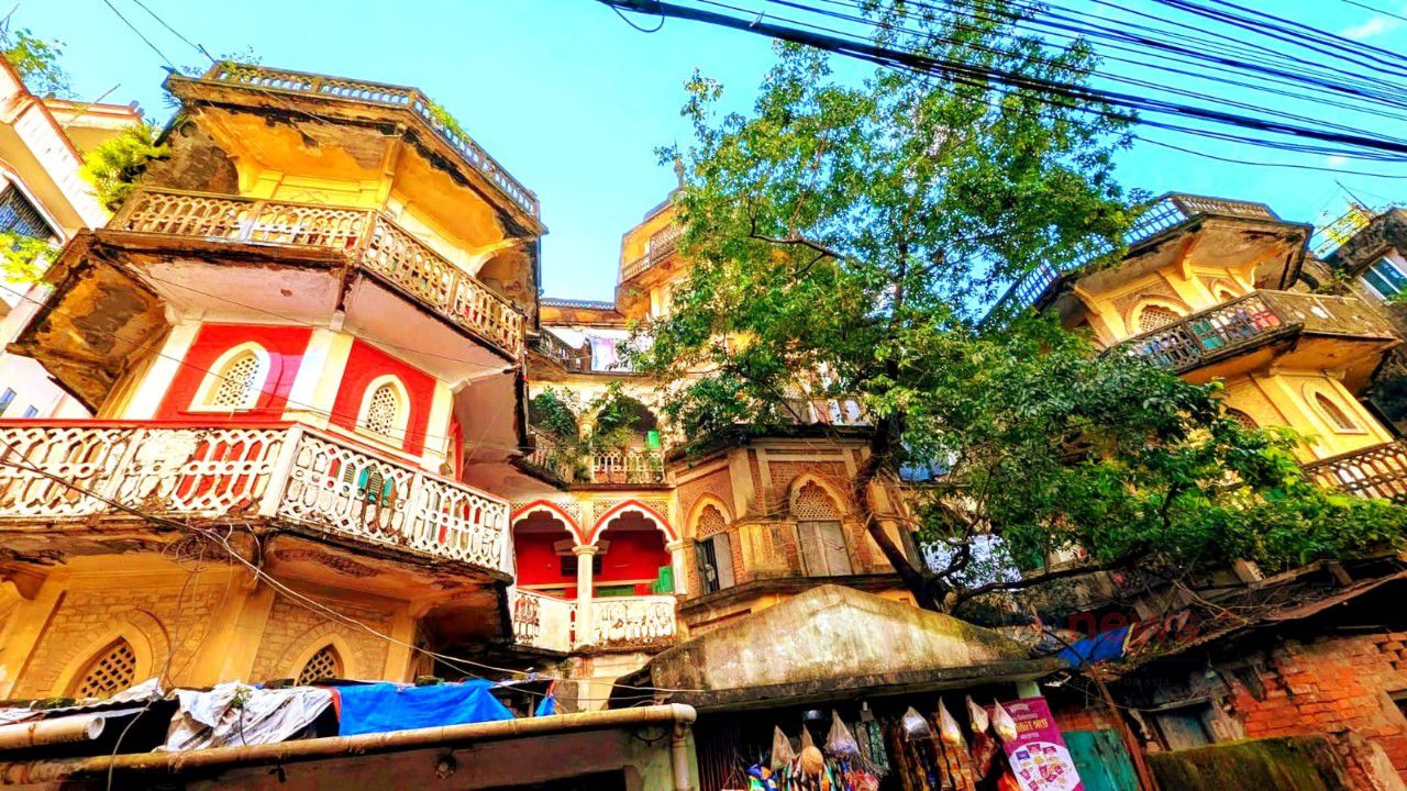 অবহেলায় ক্ষয়ে যাচ্ছে চট্টগ্রামের ঐতিহাসিক পি কে সেন ভবন
