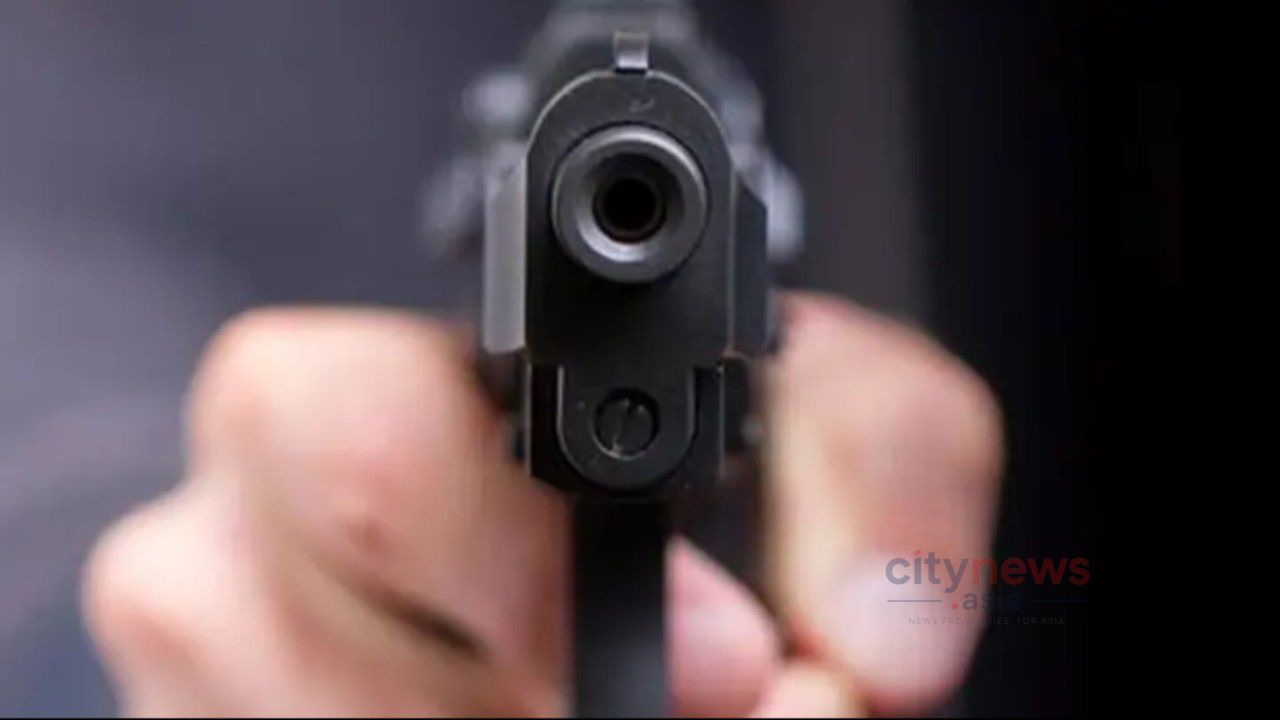 ঘরে বসে টিভি দেখছিলেন, জানালা দিয়ে গুলিতে আহত নারী