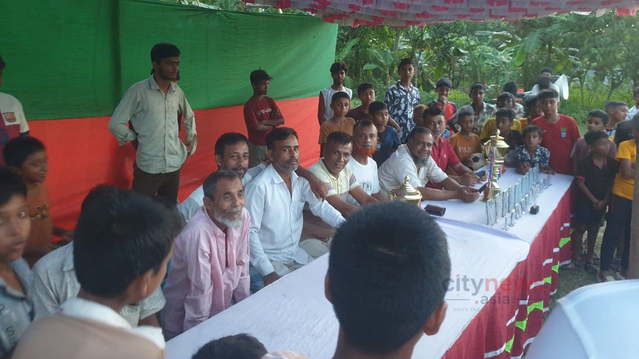 নরসিংদীর বেলাব উপজেলার গাংকুল পাড়ার ফুটবল ফাইনালে জয়ী দক্ষিণ একাদশ