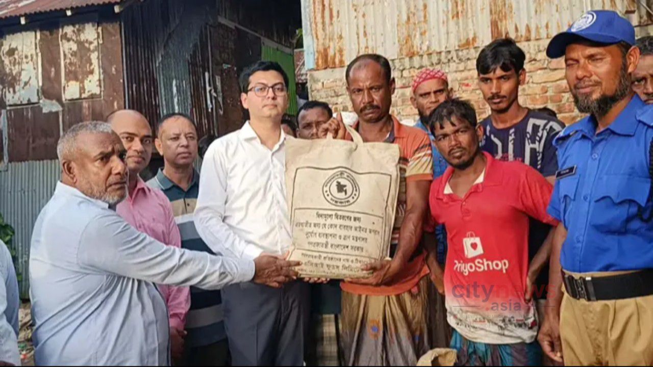 তালতলীতে দুর্ঘটনাকবলিত ১৪ জেলে পরিবারকে খাদ্যসহায়তা